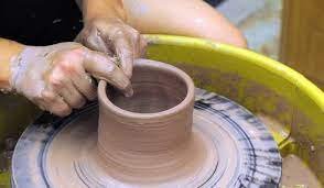 Learn to use a pottery wheel-glaze